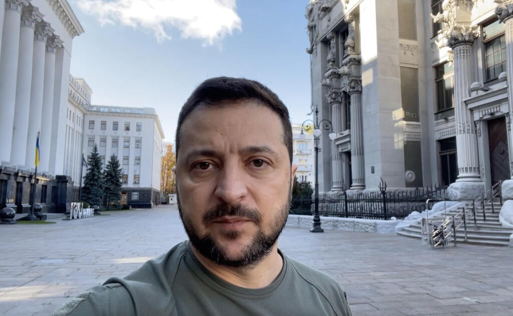 Zelensky uses his iPhone to communicate with his citizens and the world (Photo: EPA / UKRAINIAN PRESIDENTIAL PRESS SERVICE) וולודימיר זלנסקי נשיא אוקראינה