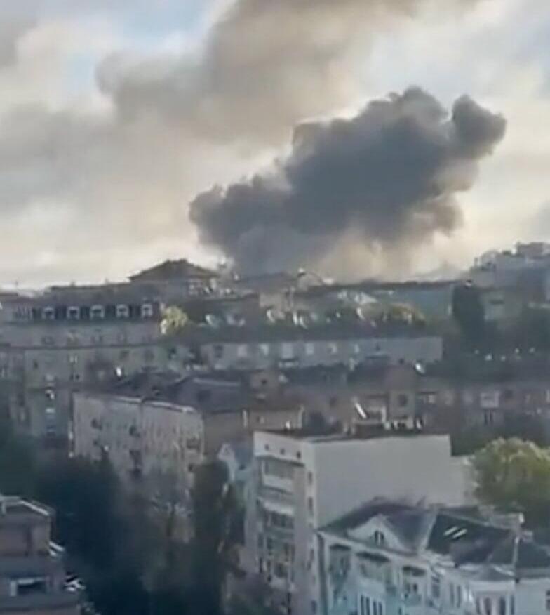 עשן מיתמר ממרכז הבירה האוקראינית עשן פיצוץ קייב אוקראינה