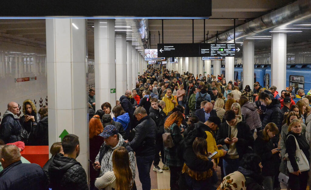 תושבי קייב מסתתרים בתחנת הרכבת התחתית (צילום: EPA) תושבים ב תחנת רכבת תחתית ב קייב מסתתרים מהירי של רוסיה