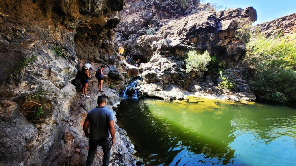 Hikers at the Zavitan waterfall (Photo: Sarit Palachi Miara, Nature and Parks Authority) מטיילים במפל הזוויתן