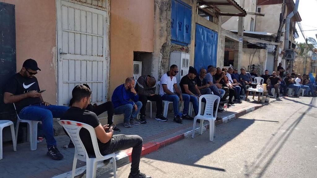 מנחמים את המשפחה הבוקר בג'סר א-זרקא ג'סר א-זרקא סמוך לזירת הרצח