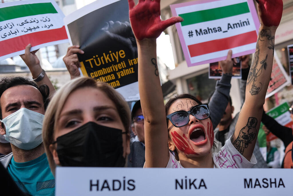 טורקיה מחאה מול הקונסוליה של איראן ב איסטנבול מחאת החיג'אב מהסא אמיני