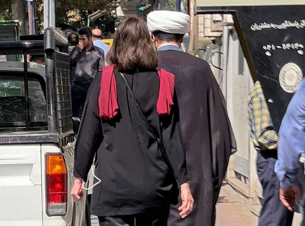 אישה מתהלכת בטהרן בלי כיסוי ראש. יש מי שנוקטות מחאה שקטה (צילום: AFP) איראן מחאת ה חיג'אב אישה הולכת בלי כיסוי ראש ב טהרן ב 11 ב אוקטובר