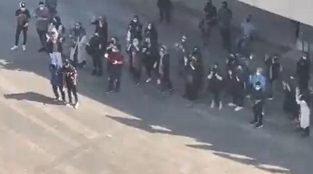 נשים מפגינות וקוראות לסלק את המוּלוֹת. מכוניות צפרו לאות תמיכה איראן מחאת ה חיג'אב מהסא אמיני מפגינות קוראת "המולות החוצה" ב טהרן