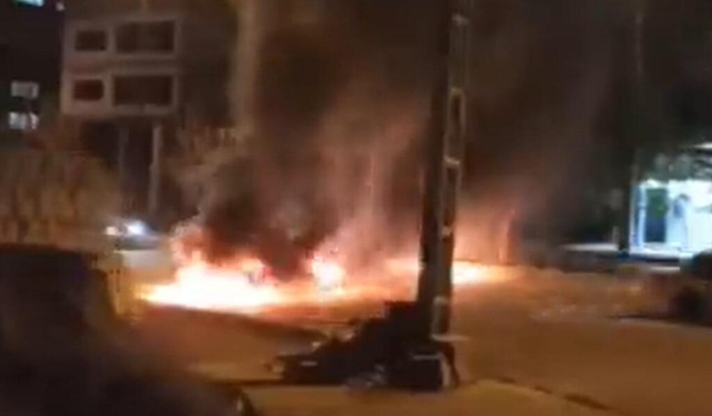 הפגנות עם רדת החשכה בעיר בנה שבמחוז כורדיסטן. הכורדים ממלאים תפקיד משמעותי בתסיסה איראן מחאת ה חיג'אב מהומות בעיר בנה שבמחוז כורדיסטן מהסא אמיני
