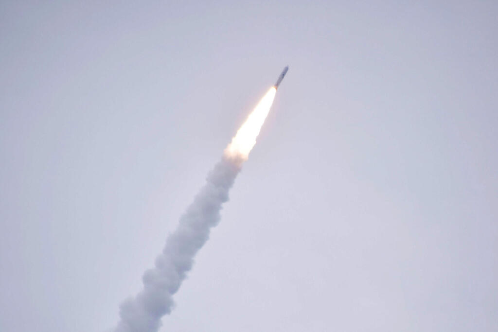 המשגר בדרך לחלל (צילום: JIJI PRESS / AFP) המשגר בדרך לחלל