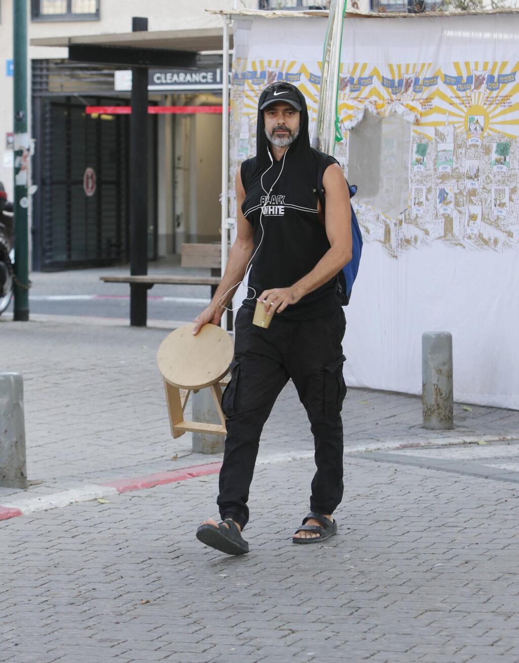 הבאת כסא מהבית? דן שפירא (צילום: מוטי לבטון ) פפראצי דן שפירא