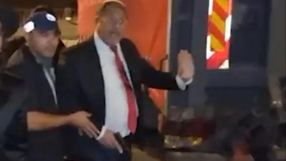 Itamar Ben Gvir pulls out his gun during riots in Jerusalem (Photo: All of the World) איתמר בן גביר שולף אקדח בשייח ג'ראח לאחר שיודו לעברו אבנים