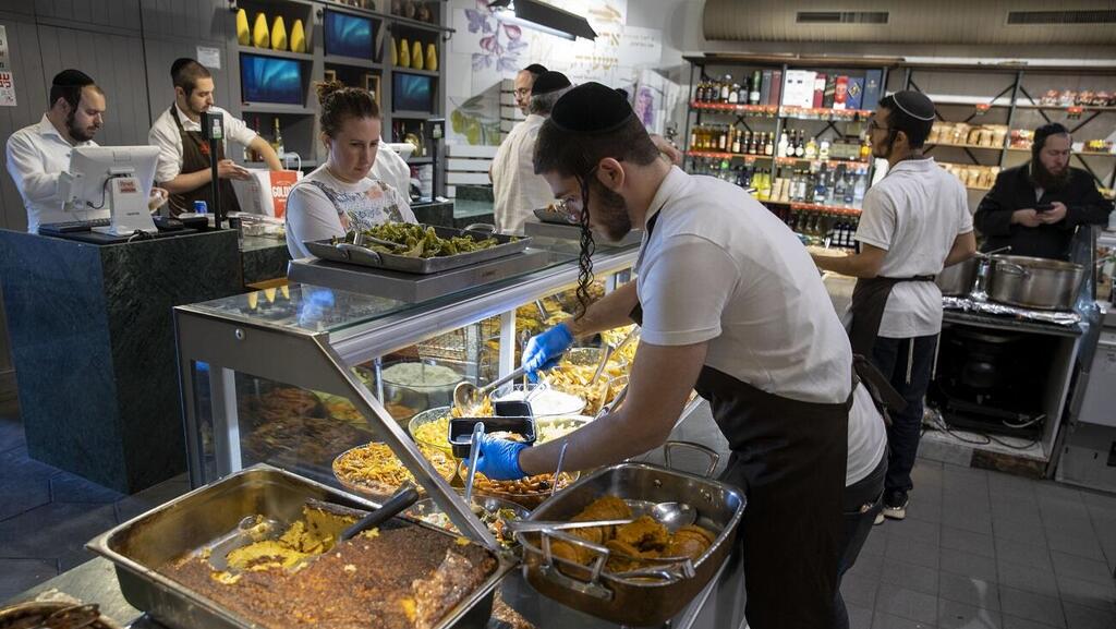Haredi workers (Photo: Amit Shabi) מתחם הקייטרינג גולדיס בירושלים