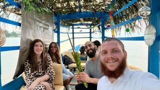 "הישראלים שבנו את הסוכה, מסתבר, כמעט ולא היו צריכים הדרכה בבניית הסוכה. הם עשו את זה נהדר". הרב חיים בר סלע עם רעייתו והמארחים הישראלים
