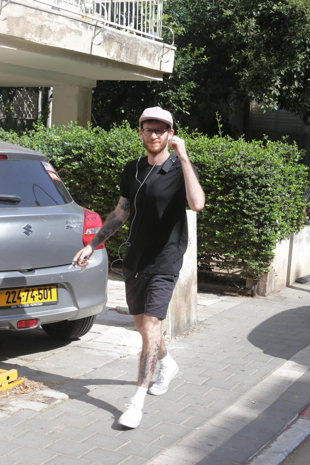 יכולים להבין למה הוא מדגמן (צילום: מוטי לבטון) פפראצי