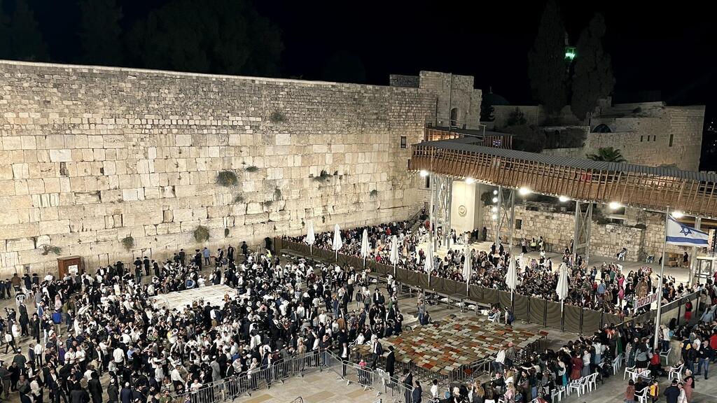 Prayers in the Western Wall (Photo: Western Wall Heritage Foundation) חוגגים בהקפות שניות בכותל