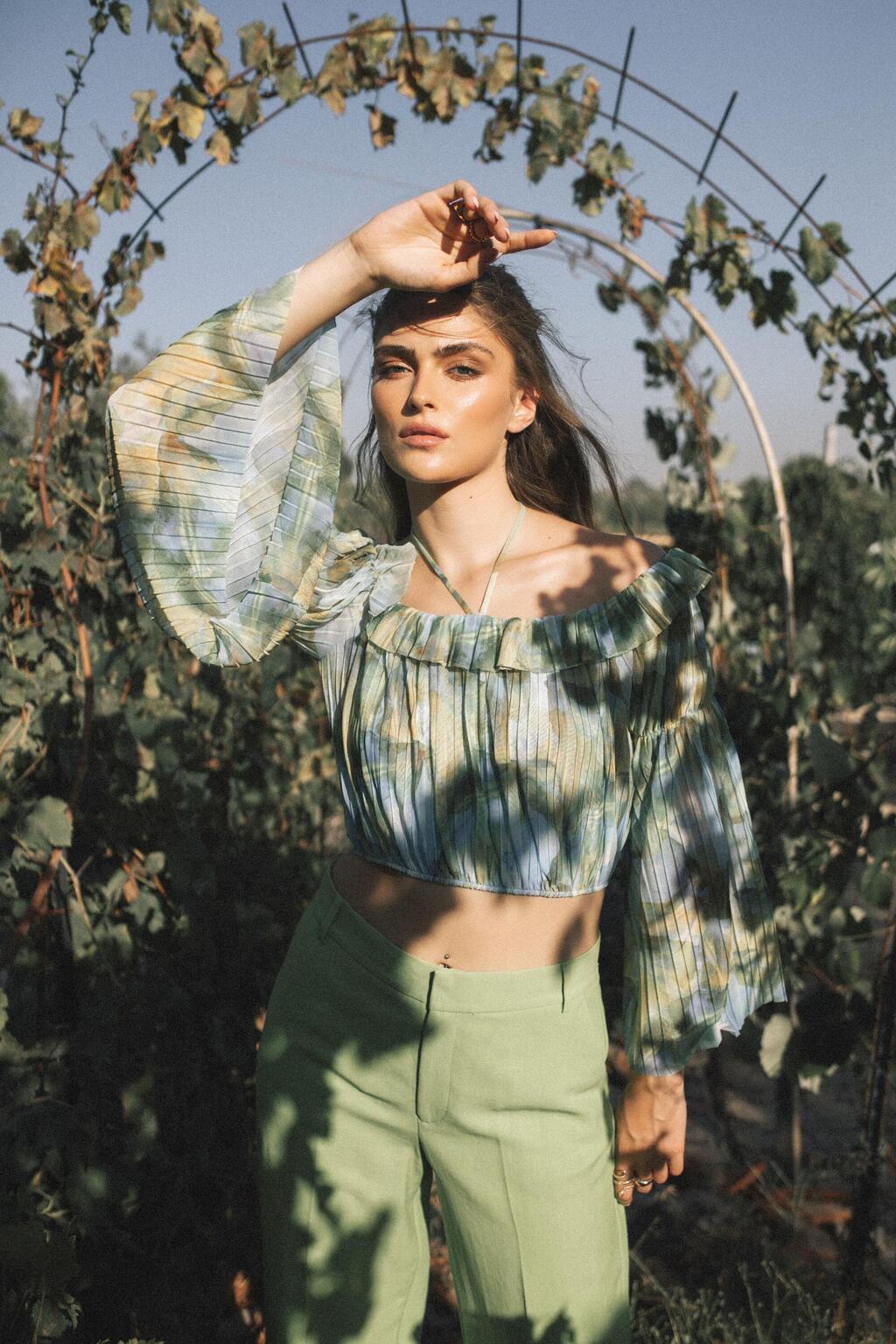 ילדה ביישנית ומופנמת (צילום: רותם ברק, סטיילינג: קארין צימרמן) שני לרי מצטלמת להפקת אופנה