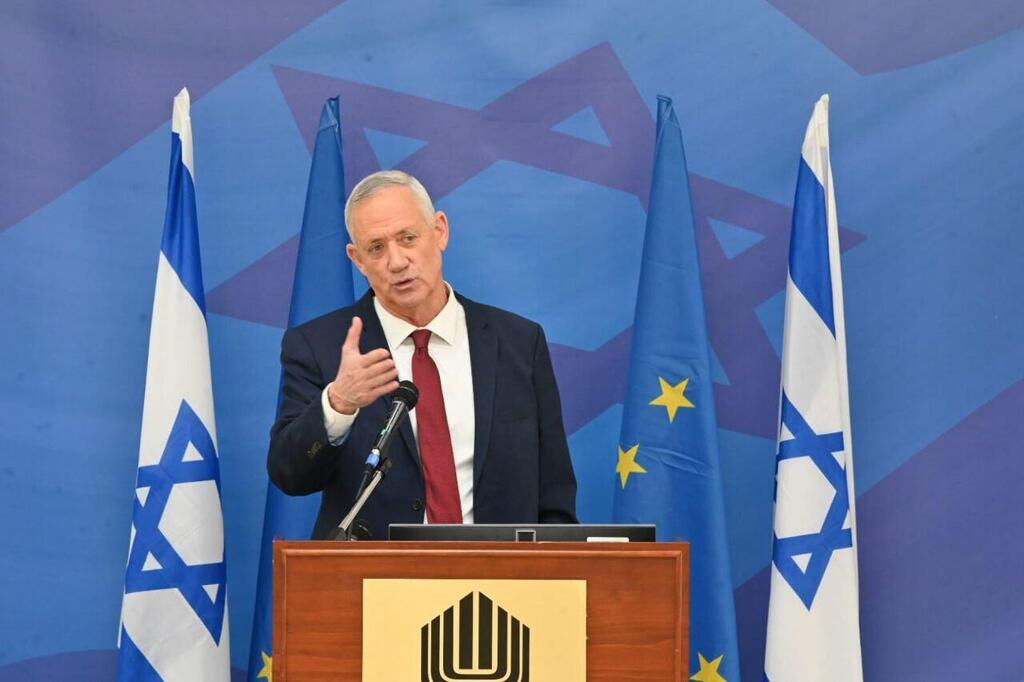 "נמשיך לעמוד לצד אוקראינה, נאט"ו והמערב". גנץ בתדרוך לשגרירים, היום (צילום: אריאל חרמוני, משרד הביטחון) בני גנץ