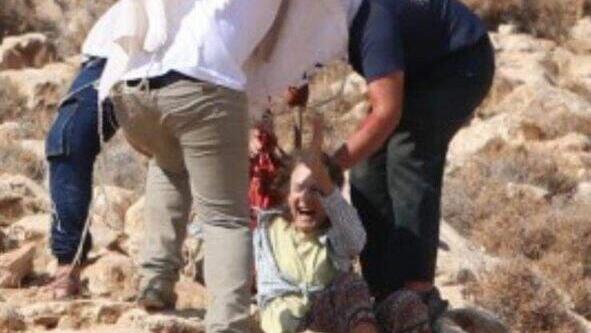 "איך אישה בת 70 יכולה להוות איום על צעירים?". תיעוד מתקיפתה של גפן (צילום: מאבק על כל דונם) עימותים אלימים בין מתנחלים לפלסטינים ביהודה ושומרון