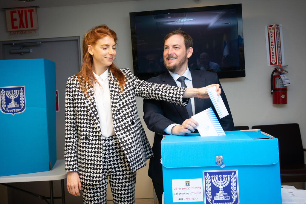 הם כן הצביעו. הקונסול אסף זמיר ורעייתו מאיה ורטהיימר (צילום: נפתלי שוולסון) אסף זמיר ומאיה ורטהיימר מצביעים בניו יורק