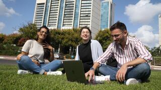 סטודנטיות וסטודנטים במדשאות באוניברסיטת בר אילן
