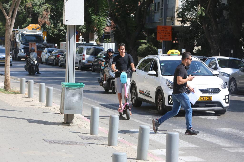 הצבע של הקורקינט בהשראת השיר עם אלה לי? אביב גפן (צילום: מוטי לבטון) פפראצי