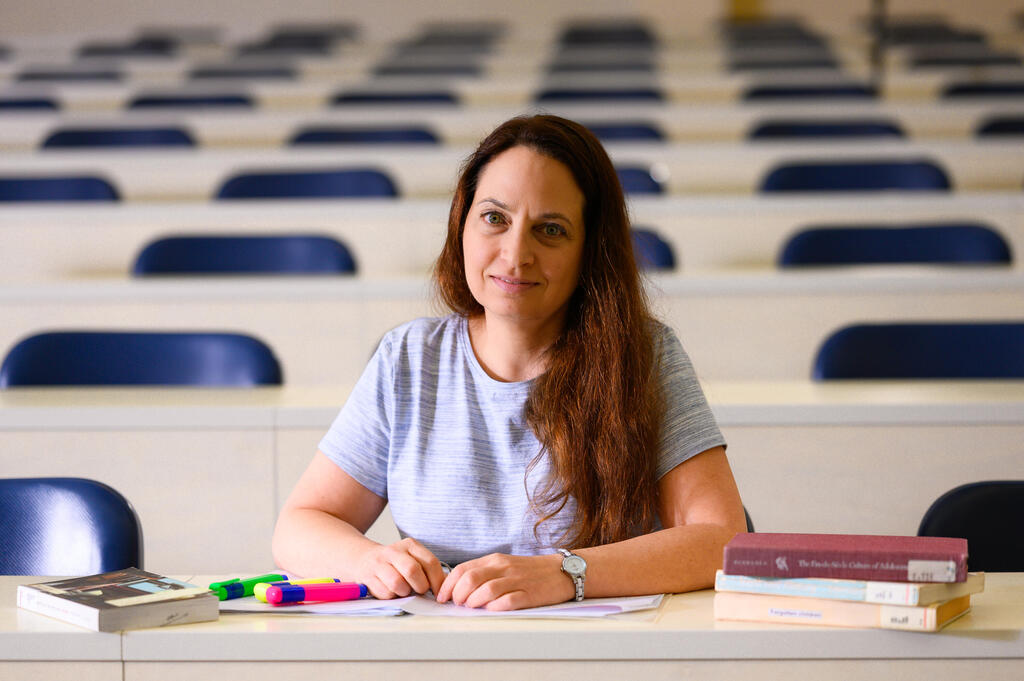 פרופ' מאיה בר סדן, גם סטודנטית וגם מרצה (צילום: דני מכליס, אונ' בן-גוריון) פרופ' מאיה בר סדן, גם סטודנטית וגם מרצה
