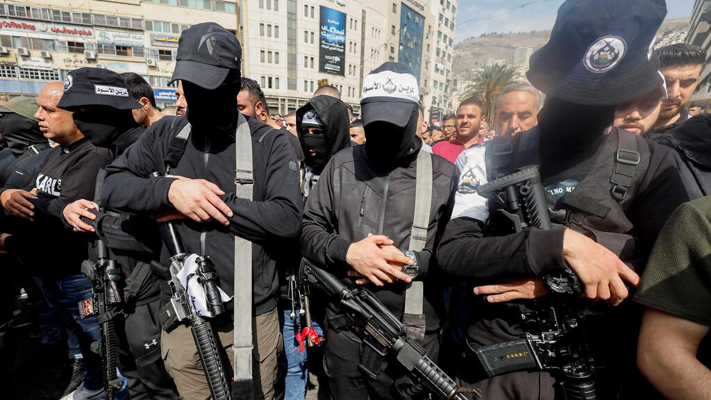 פלסטינים חמושים בהלווית תאמר אל-כילאני
