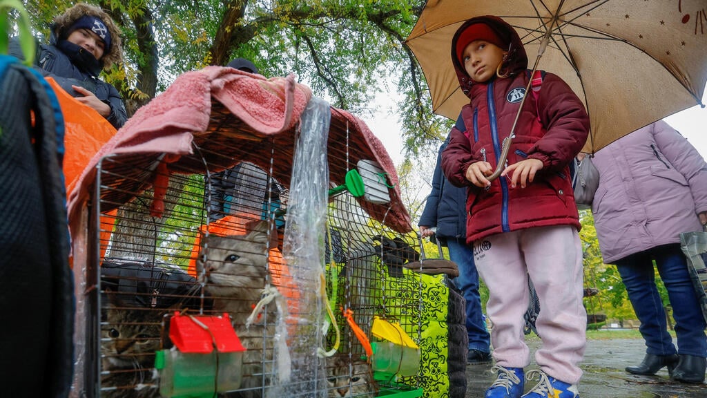 Ukrainian refugees who fled Kherson (Photo: Reuters) תושבים אוקראינים שעזבו את חרסון