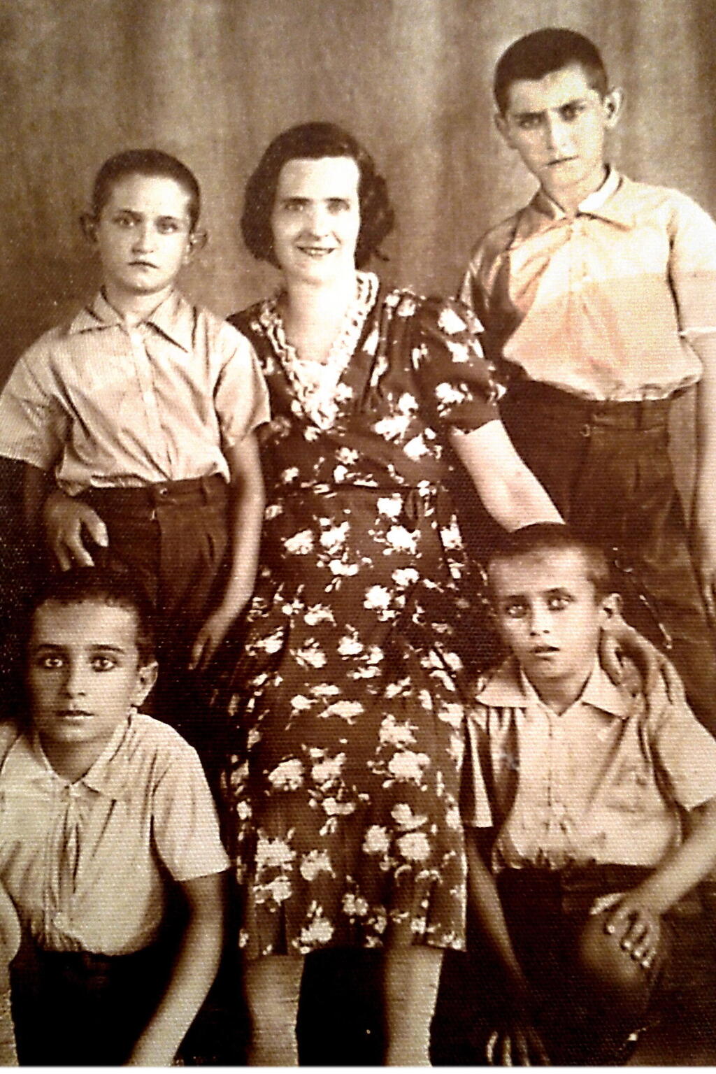 Esteria Turiel and the children Abraham Jacob Haim and Naim (Photo: Courtesy of Eli Turiel) אסתרייה טוריאל והילדים: אברהם, יעקב, חיים ונעים