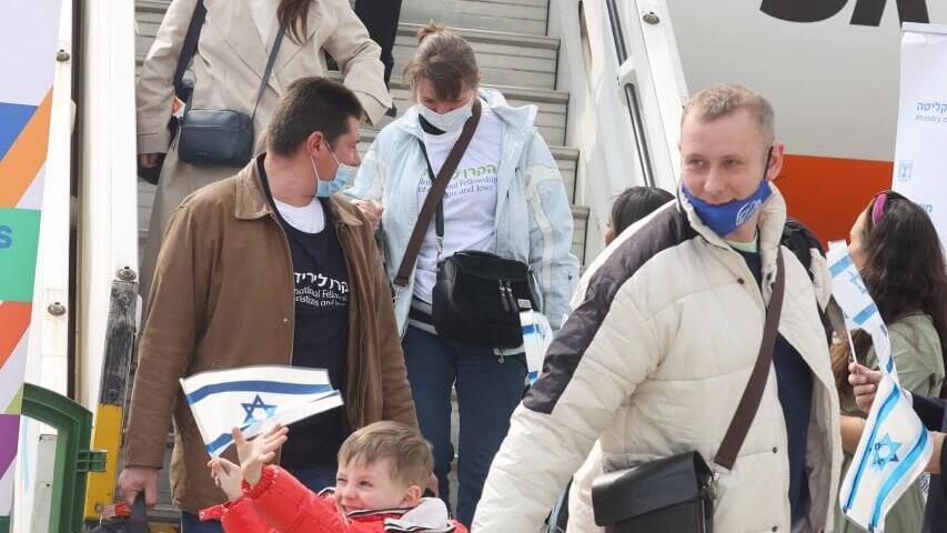 Ukrainian immigrants arriving in Israel (Photo: Yariv Katz) משפחות יורדות מהמטוס