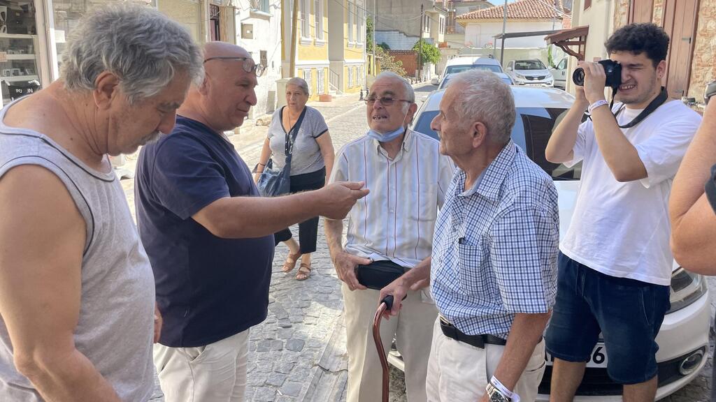 Local residents arrive to meet Herzl and Naim and help them find their childhood house (Photo: Zohar Turiel) שכנים באים לעזור