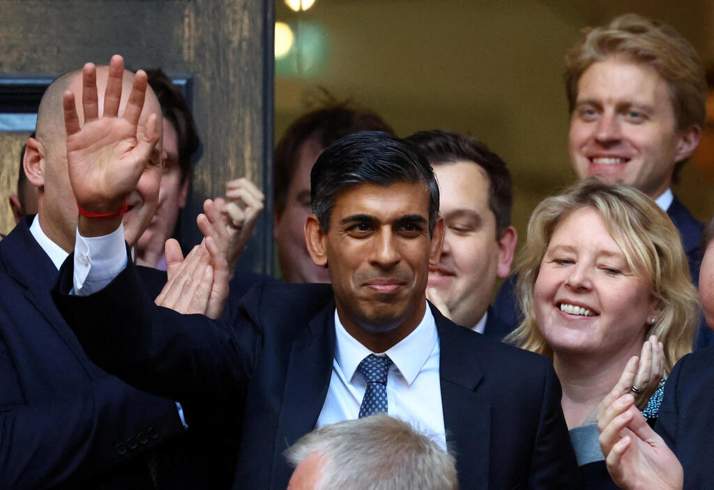 Rishi Sunak is received with applause at the headquarters of the Conservative Party in London (Photo: Reuters) רישי סונאק שנבחר למנהיג השמרנים ול ראש ממשלת בריטניה מתקבל בתשואות ב מטה המפלגה השמרנית בלונדון