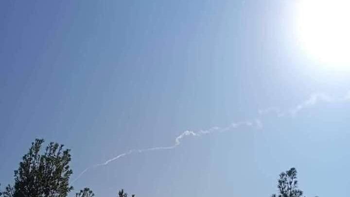 שובל עשן בשמי דמשק. בסוריה טוענים כי מדובר ב"תקיפה ישראלית" שובלי עשן בדמשק