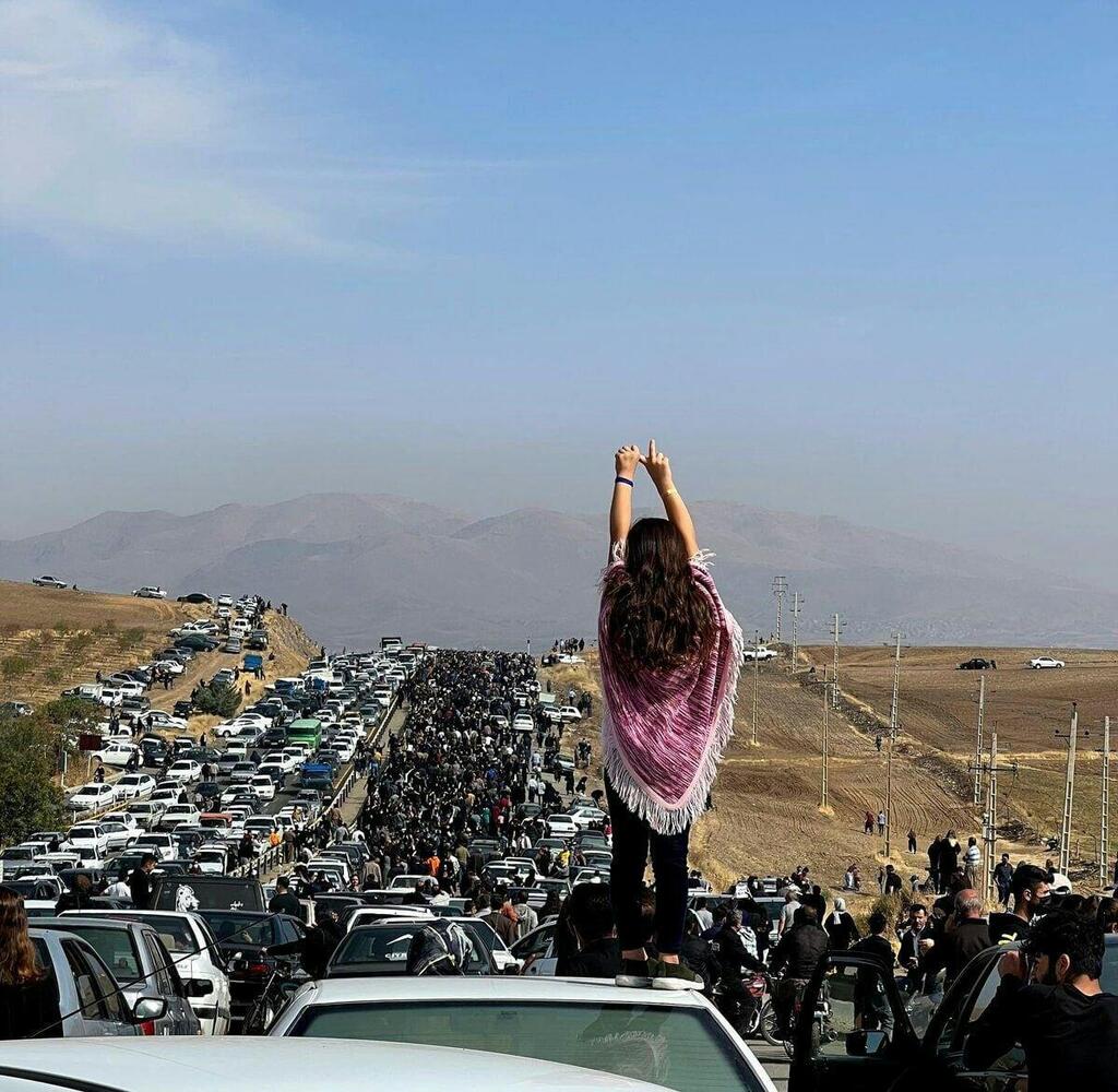 קהל ב עיר סאקז עולה לקברה של מהסא אמיני איראן מחוז כורדיסטן