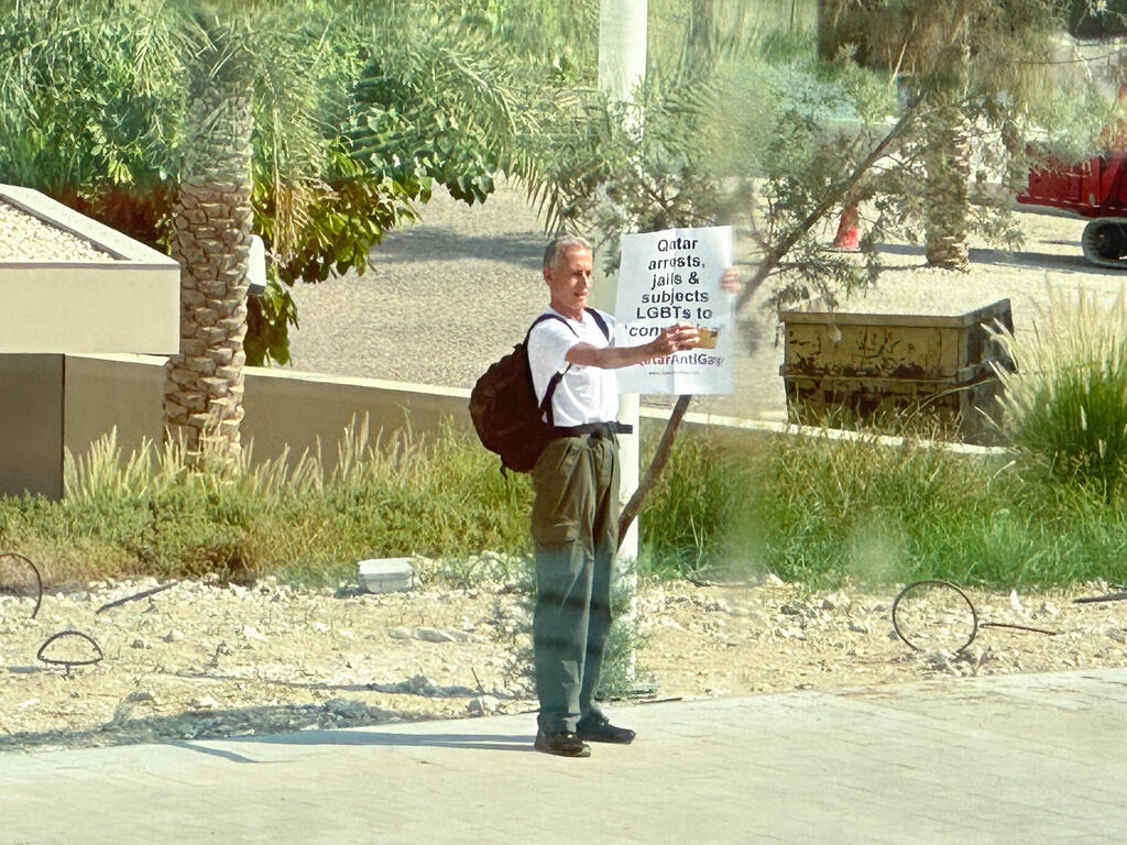 פיטר טאצ'ל בהפגנה בקטאר (צילום: רויטרס) פיטר טאצ'ל פעיל להט"ב מפגין ב דוחא קטאר