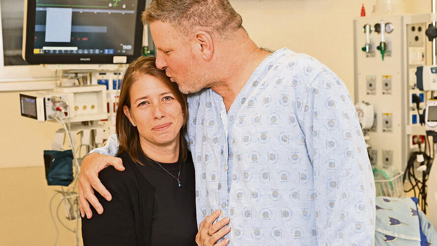 Liat and Ori Peles (Photo: Tal Shachar) קנתה לו דפיברילטור והצילה את חייו. אורי וליאת פלס