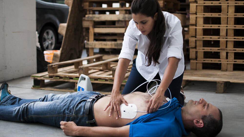 Defibrillator (Photo: Shutterstock) דפיברילטור מכשיר החייאה