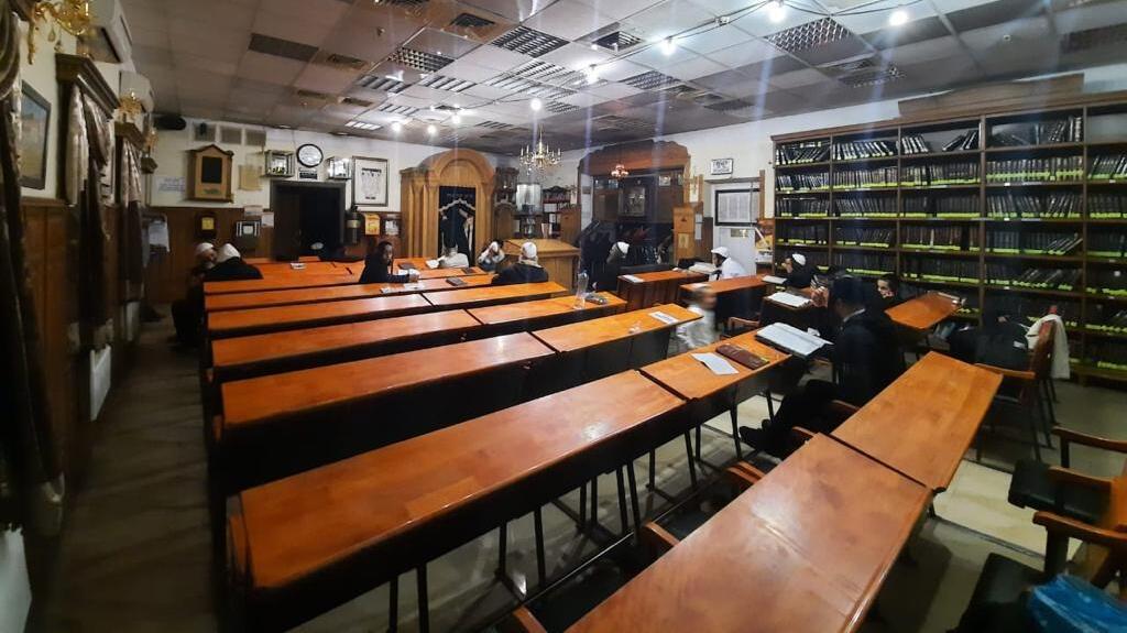 A synagogue in Ukraine (Photo: Union Berslev Uman) באומן נעזרים בגנרטורים כדי להאיר את המתחם