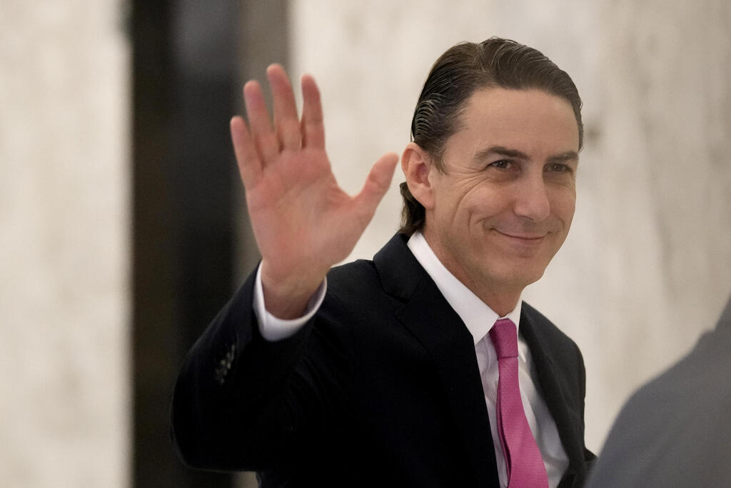 Senior White House adviser Amos Hochstein (Photo: AP) שלטי חוצות קמפיין בחירות 202עמוס הוכשטיין (L), מתאם נשיא ארה"ב המיוחד לשותפות לתשתיות והשקעות גלובליות, והשליח המתווך על הגבול הימי לבנון-ישראל, קיבל מתנה על ידי ראש ממשלת לבנון נג'יב מיקאטי (R) במהלך פגישתם בארמון הממשלה. בבירת לבנון ביירות2