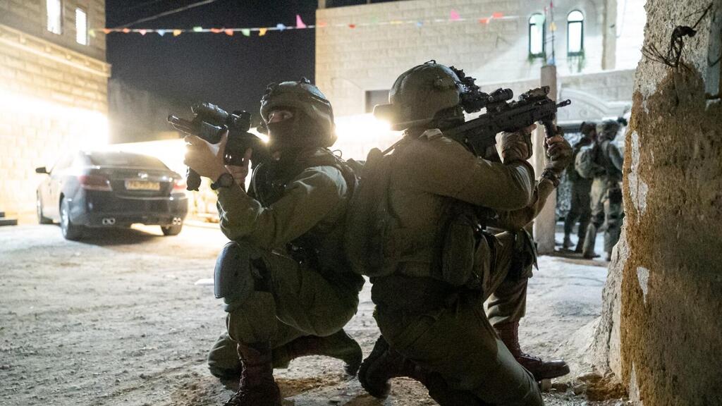הפעילות הלילית לאיתור מבוקשים (צילום: דובר צה"ל) פעילות הכוחות באוגדת יהודה ושומרון