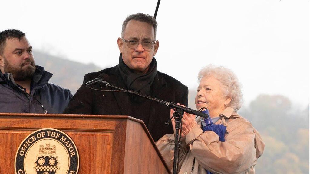 Tom Hanks talking at solidarity rally with the Jewish community following the attack (Photo: Josh Franzos) טום הנקס נואם באירוע סולידריות לאחר המתקפה האנטישמית בפיטסבורג