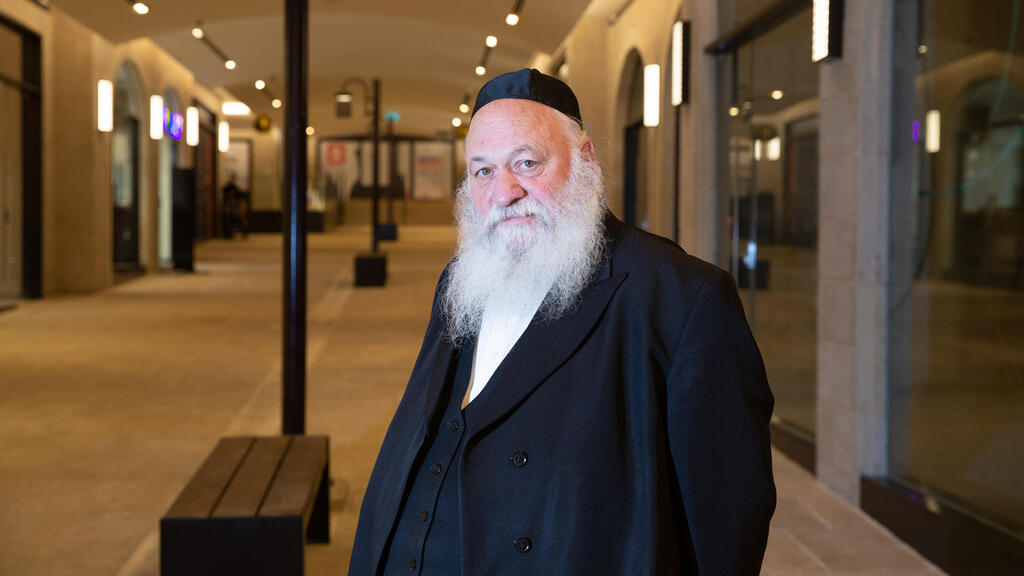 יצחק גולדקנופף בפיצוציה החביבה עליו