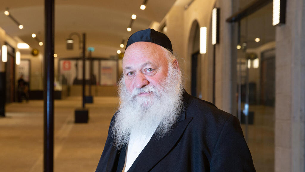 יצחק גולדקנופף (צילום: אלכס קולומויסקי) יצחק גולדקנופף בפיצוציה החביבה עליו