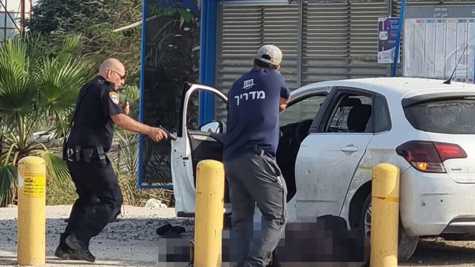 רגע חיסול המחבל בצומת אלמוג פיגוע דריסה בצומת אלמוג