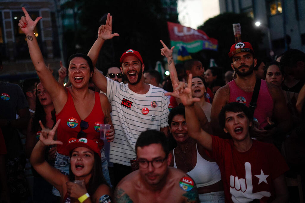 "אף אחד לא רוצה לחיות במדינה שנמצאת בקונפליקט תמידי". תומכי לולה חוגגים (צילום: AFP) תומכיו של לולה דה סילבה