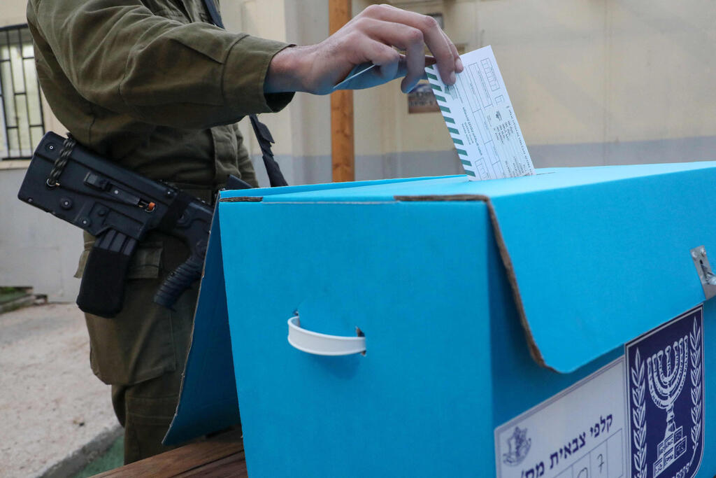 צילום: AFP חיילים מצביעים ב קלפי בכרם שלום בחירות 2022