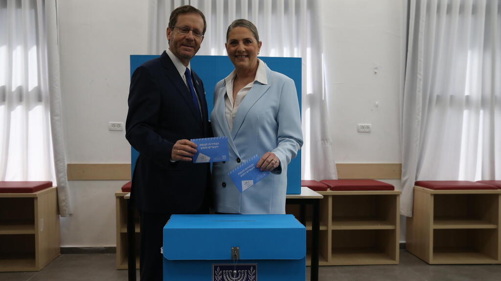 President Issac Herzog with wife Michal as they vote in Jerusalem (Photo: Amit Shabi) יצחק הרצוג