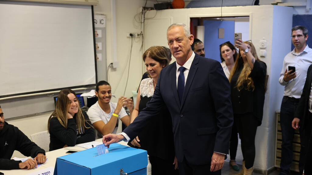 Benny Gantz votes on Tuesday (Photo: Tal Shahar) בני גנץ