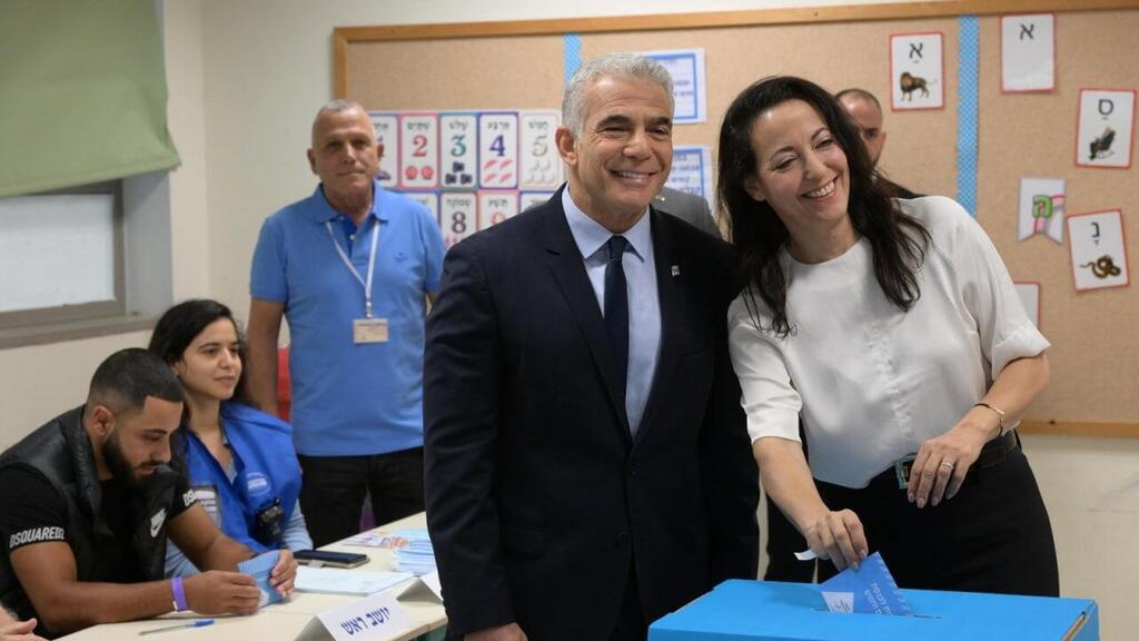 Prime Minister Yair Lapid and wife Lihi, vote in Tel Aviv (Photo: GPO) יאיר וליהיא לפיד