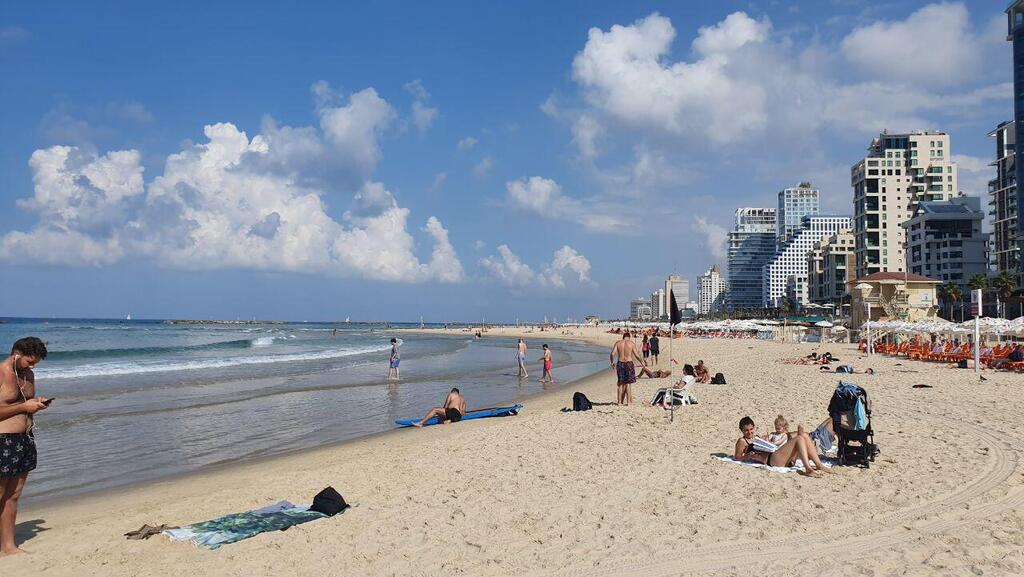 גם היום עדיין חמים ונוח. חוף הים בתל אביב (צילום: אסף קמר) חוף ים בתל אביב