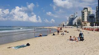 תל אביב. גובה הגלים יהיה נוח חוף ים בתל אביב