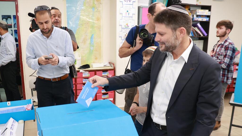 Bezalel Smotrich votes in his West Bank settlement (Photo: Shaul Golan) בצלאל סמוטריץ'