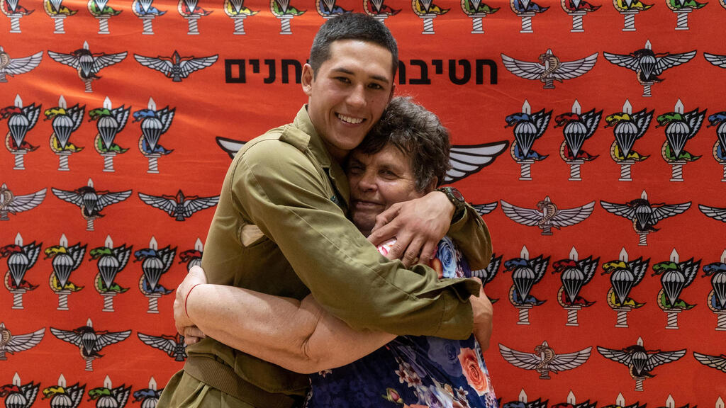 סולטן וסבתו בטקס סיום המסלול (צילום: דובר צה"ל) סולטן קוזלוב, חייל בודד שסבתו הוטסה לטקס פרס ההצטיינות מקזחסטן